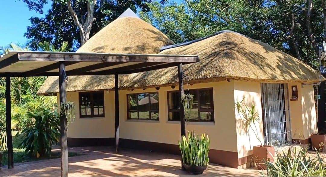 Thatch-Roofed 1 Bedroom Cottage in Secure Estate, Near Shops & Beach, Umtentweni 