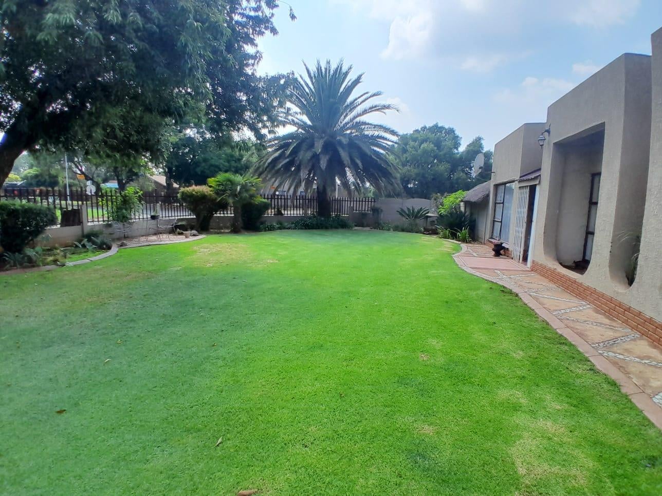 HOUSE FOR SALE IN GOLFPARK