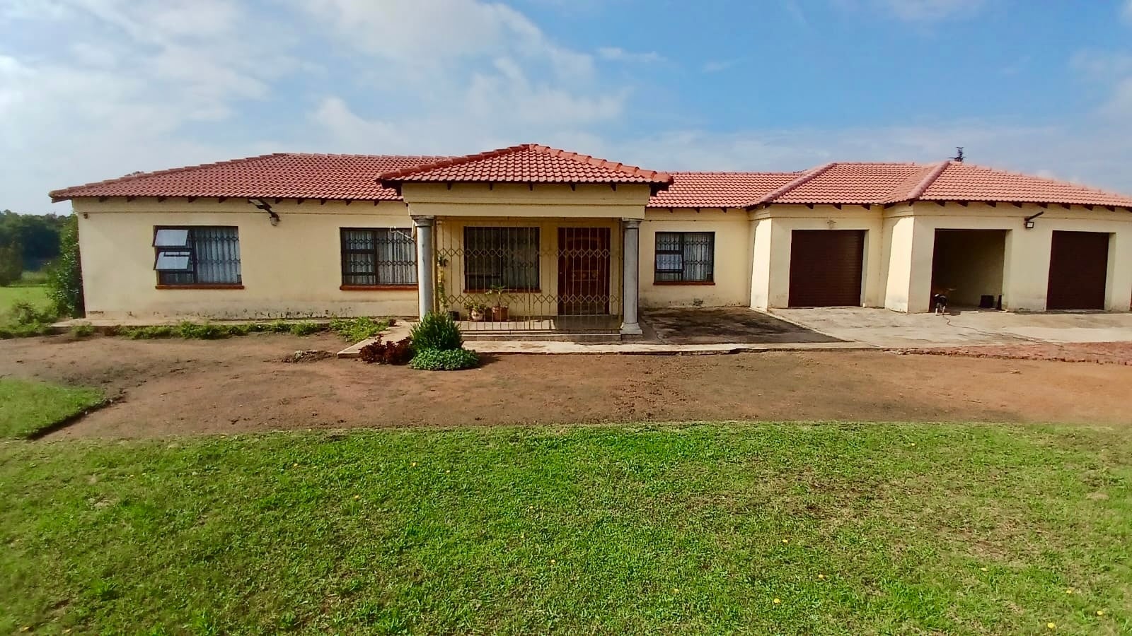 Spacious De Deur Home With 3 Beds, 3 Baths And Four Garages
