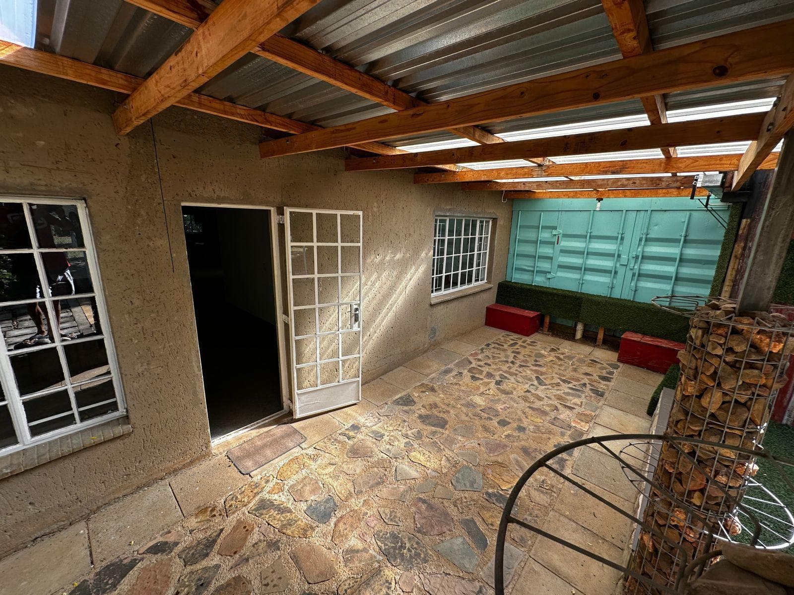 Large Modern 3 bedroom Country style house with a 240sqm hall and 40 sqm workshop