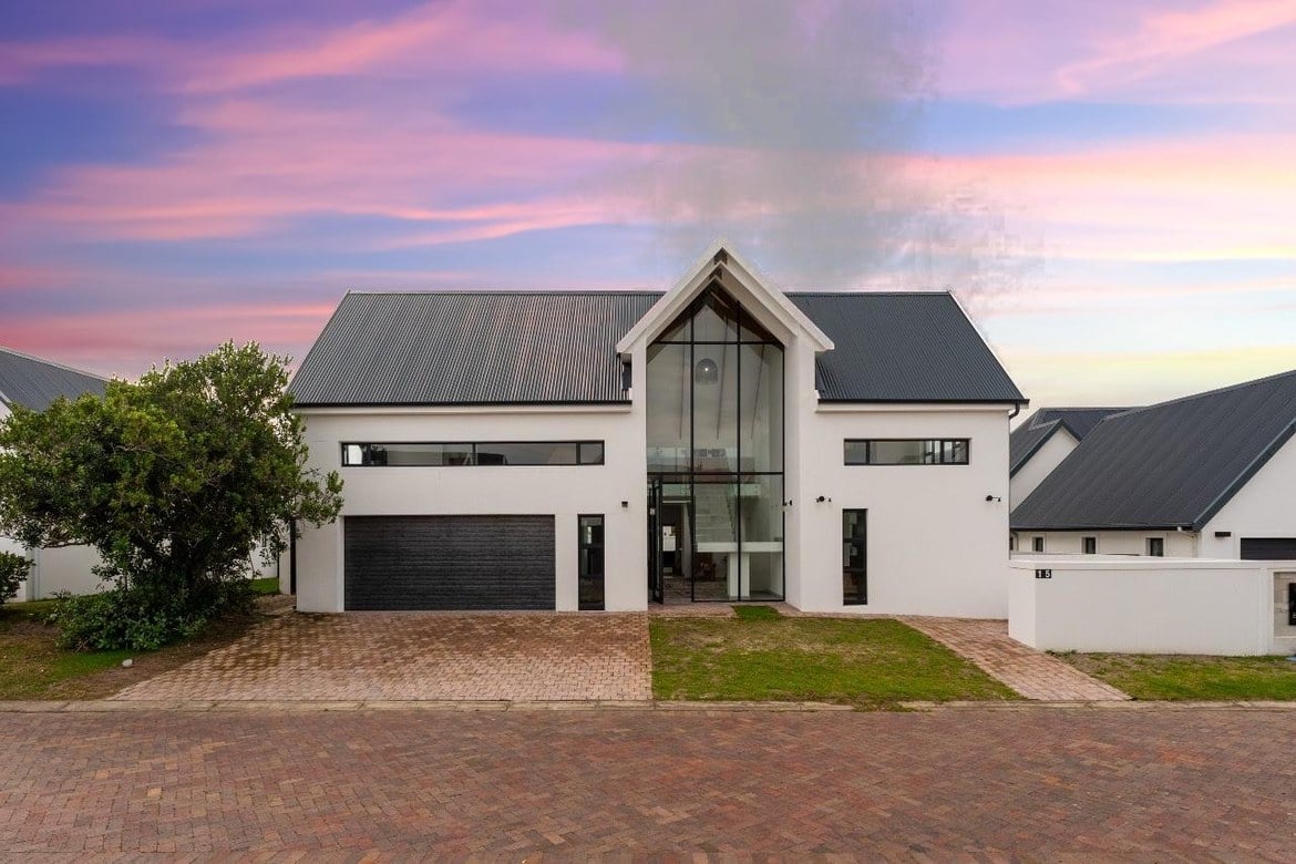 Elegant 5-bedroom house for sale on the prestigious St Francis Links