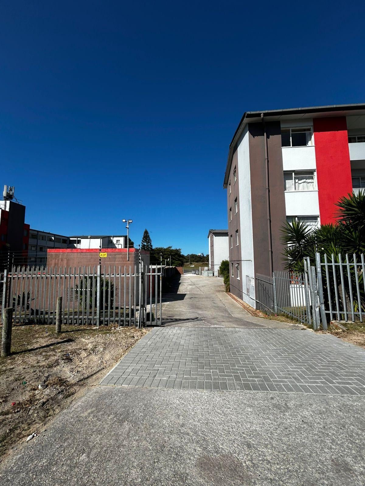 Spacious 1-Bedroom Apartment in Forest Hill / Humewood, Port Elizabeth