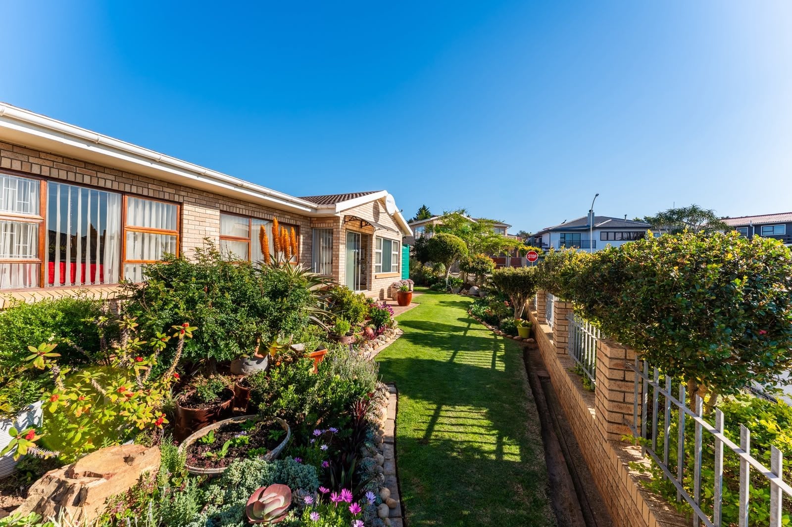 Spacious Fully Furnished 5 Bedroom Family Home with Double Garage