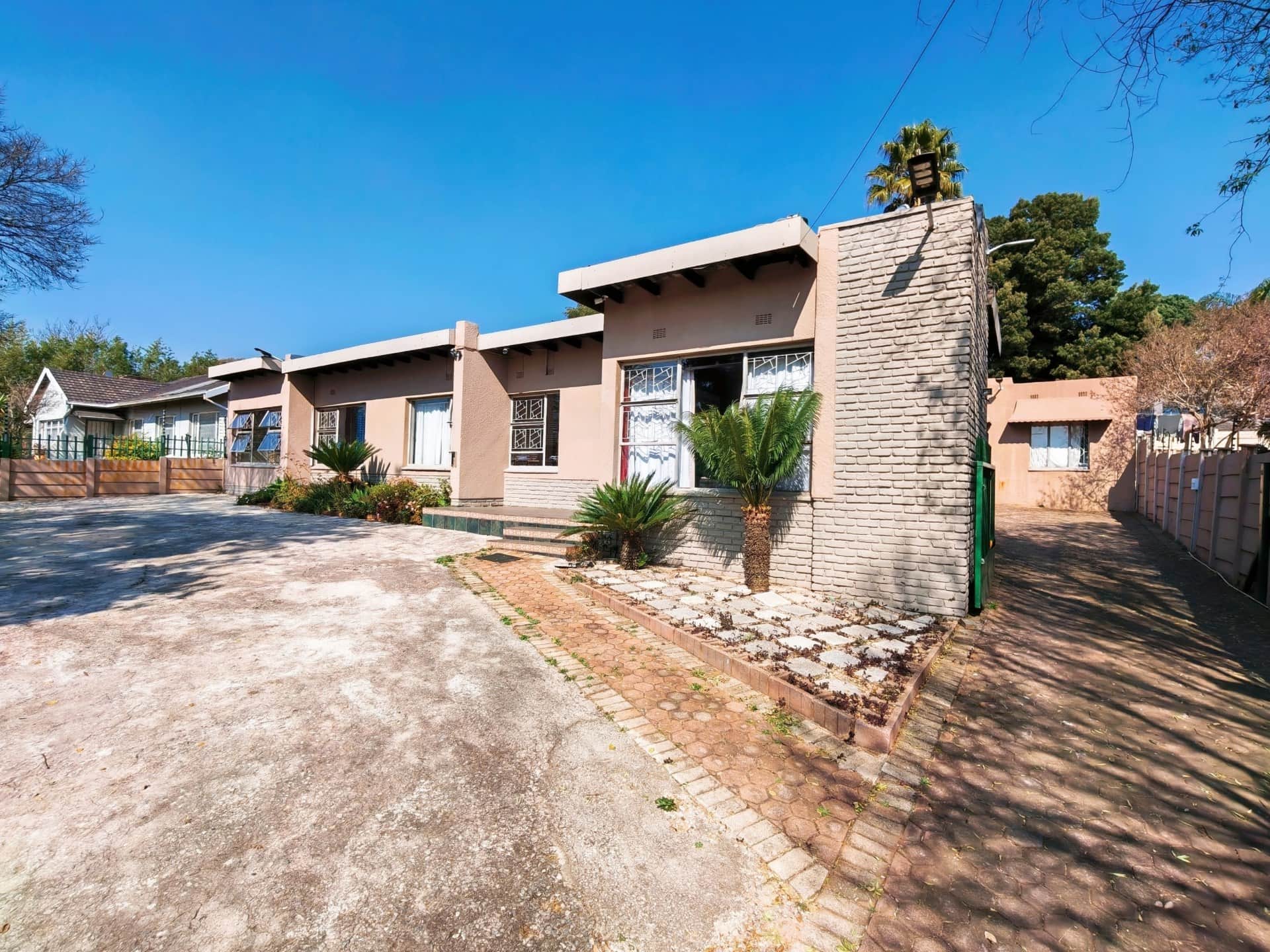 Spacious 4-Bedroom Family Home with Pool & Flatlet (Breaunanda, Roodepoort)