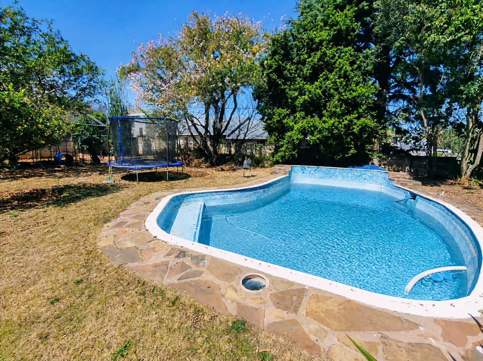 Spacious 3-Bedroom Family Home with Pool, Large Deck & Separate 2-Bed Cottage | Ferndale