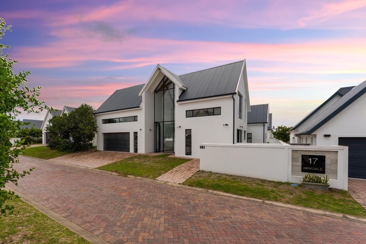 Elegant 5-bedroom house for sale on the prestigious St Francis Links