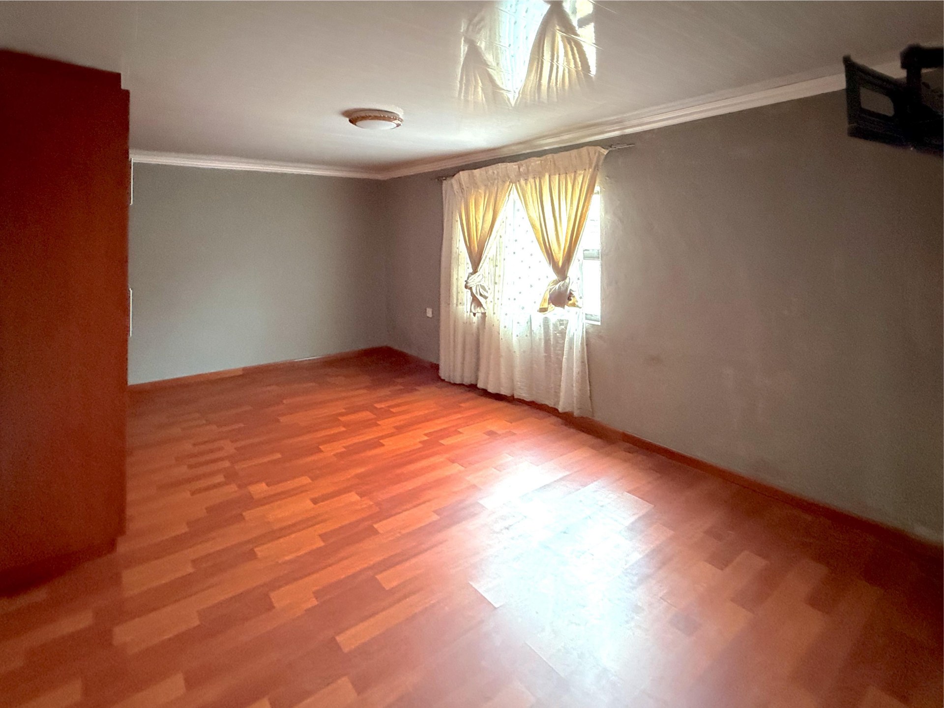 Property photograph 5