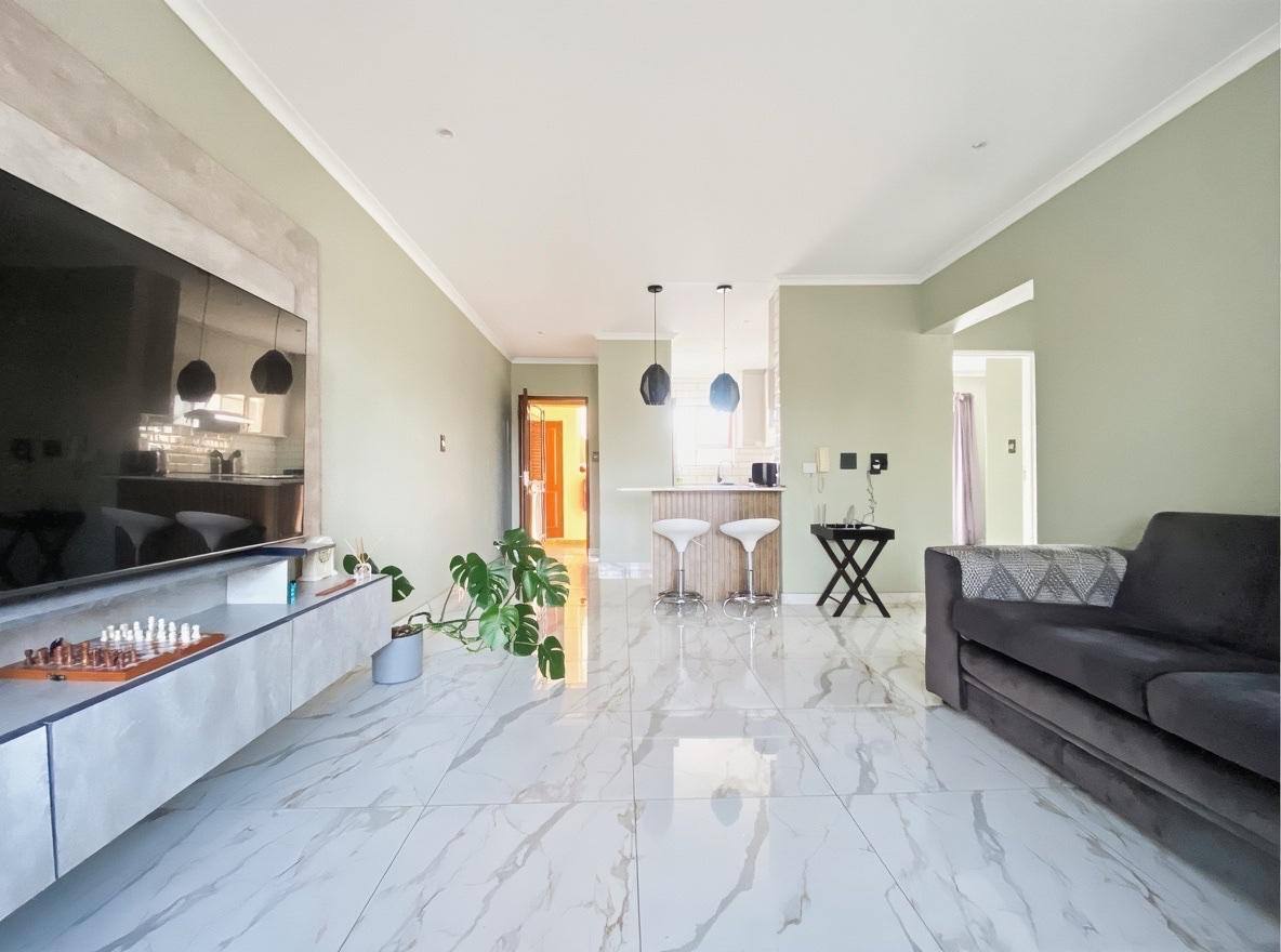 Newly Renovated 2 bedrooom Flatlet