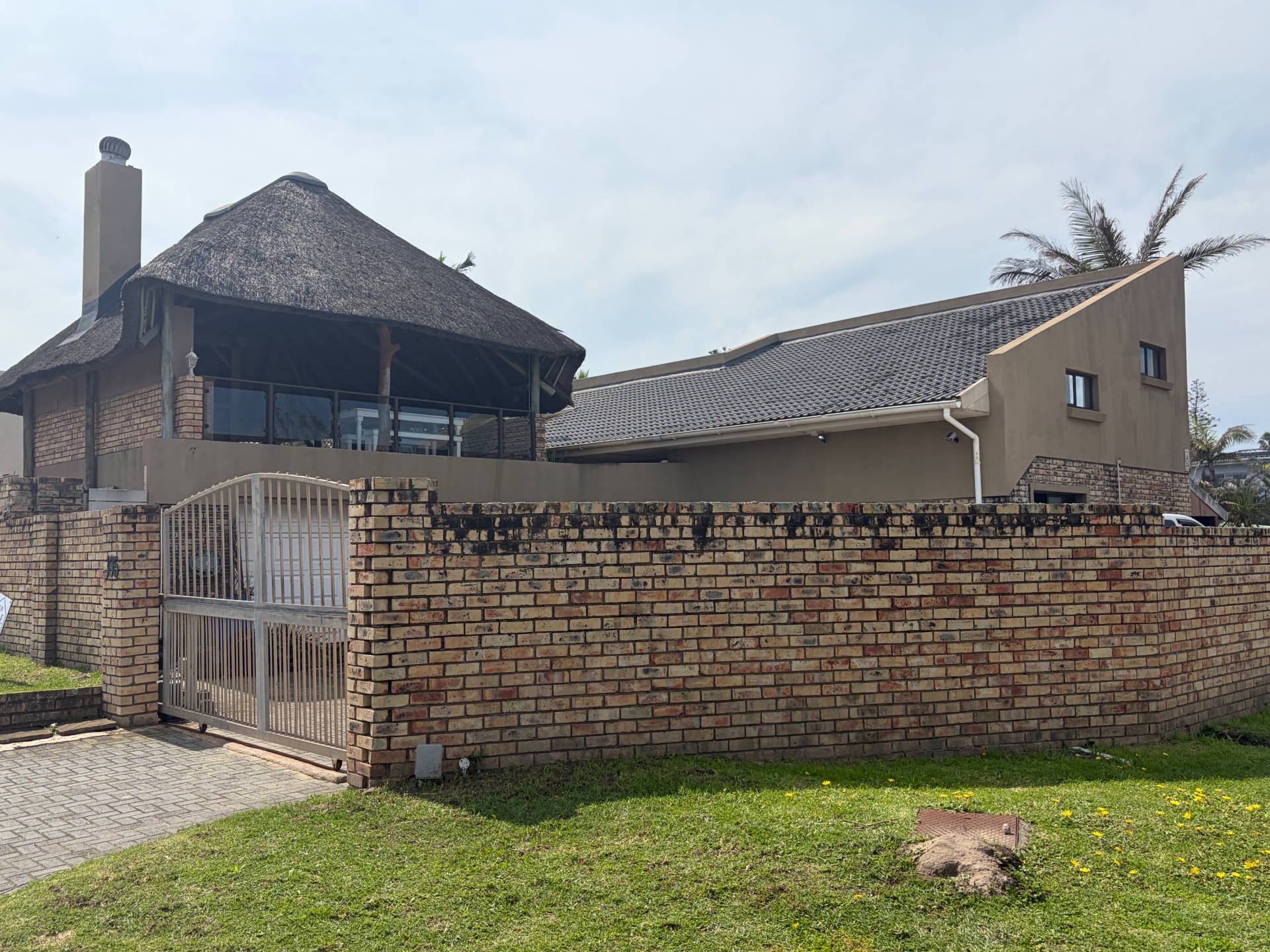 Stunning Family Home in Gonubie with 3 spacious flats and beautiful ocean view