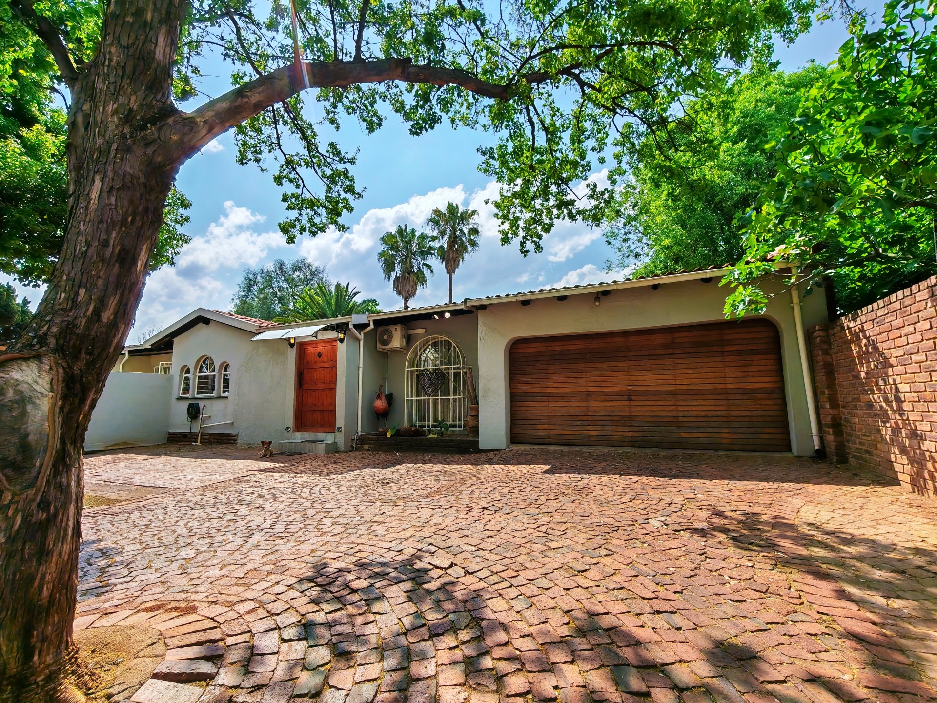 Spacious 3-Bedroom Family Home with Pool, Large Garden, Putting Green & Separate Pool House