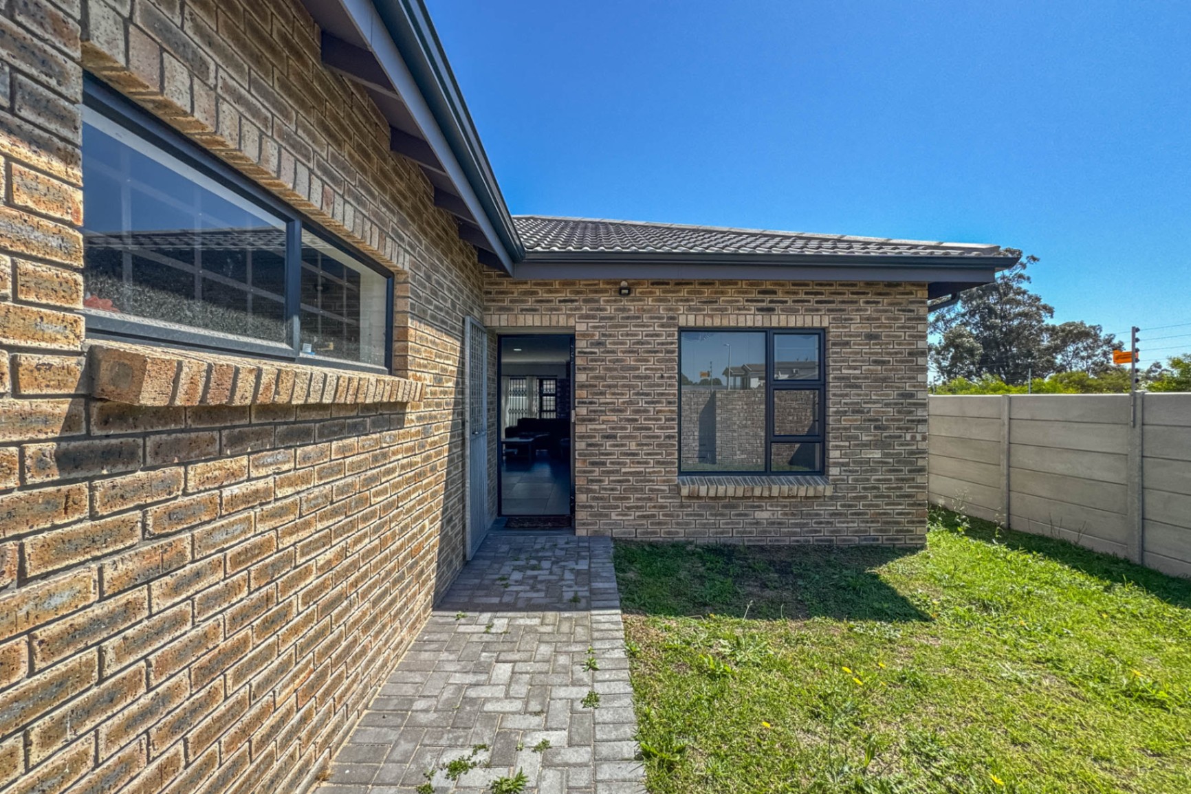 Property photograph 3