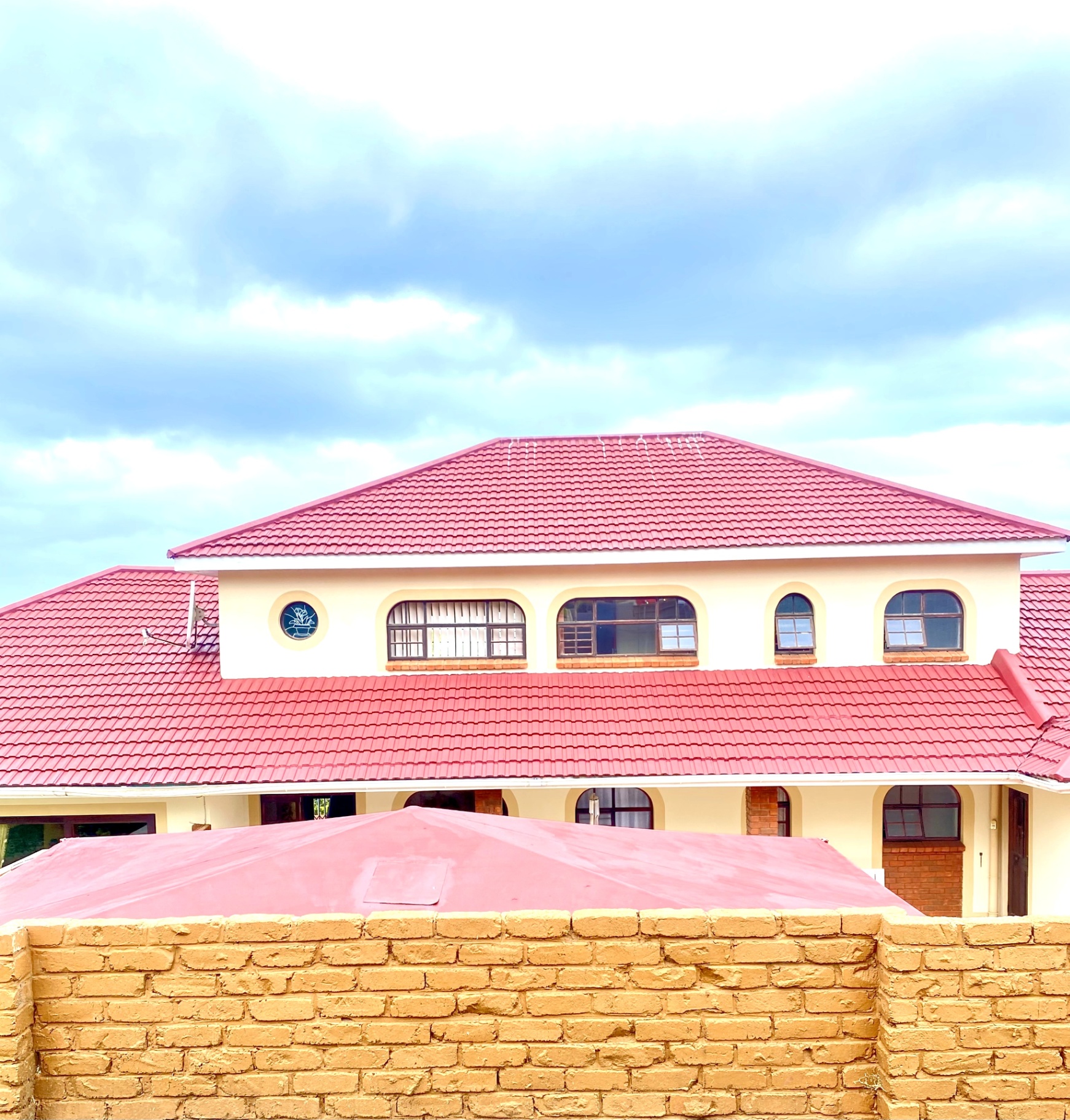 6 Bedrooms, 5 Bathrooms for Sale.
