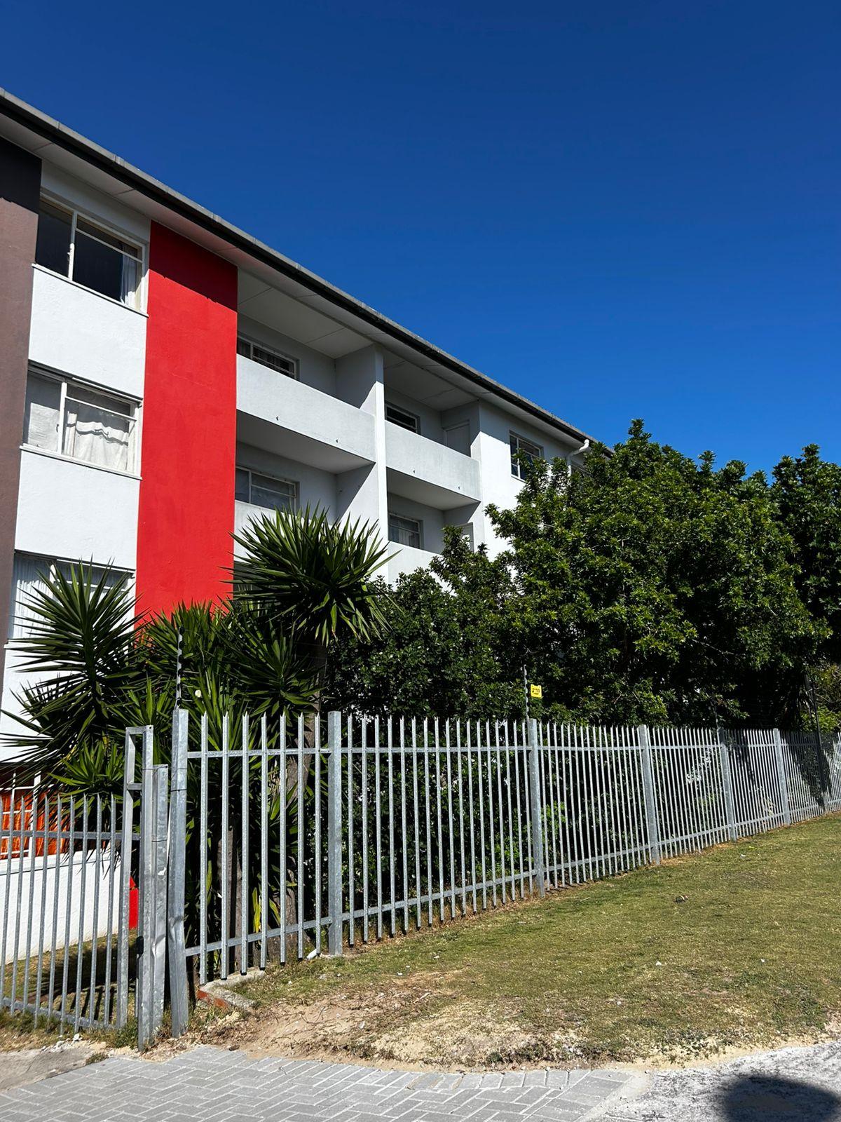 Spacious 1-Bedroom Apartment in Forest Hill / Humewood, Port Elizabeth