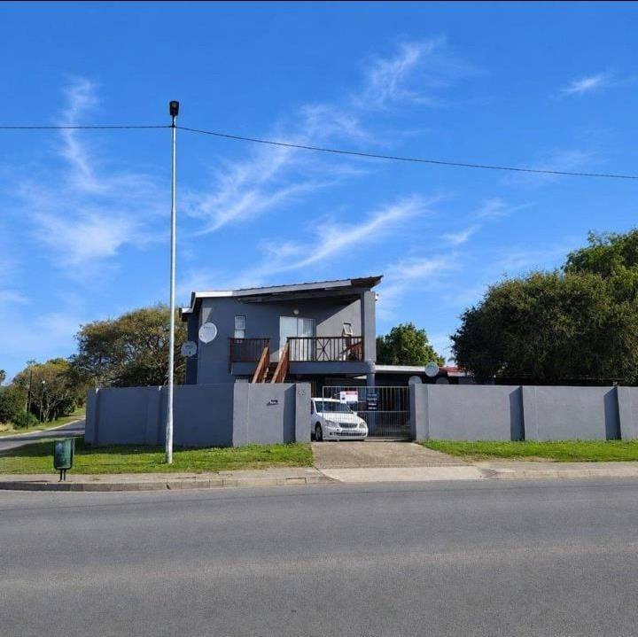 Spacious 8 bedroom, 7 bathroom Family Home For Sale In The Heart Of Prime Amalinda