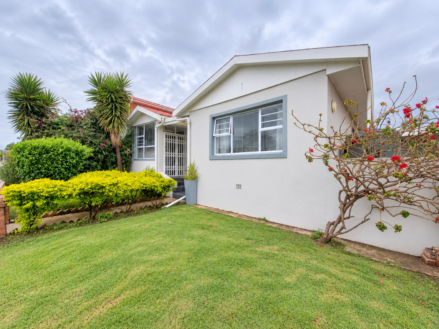 Spacious Three Bedroom Home With Two Bedroom Flat In Gelvan Park