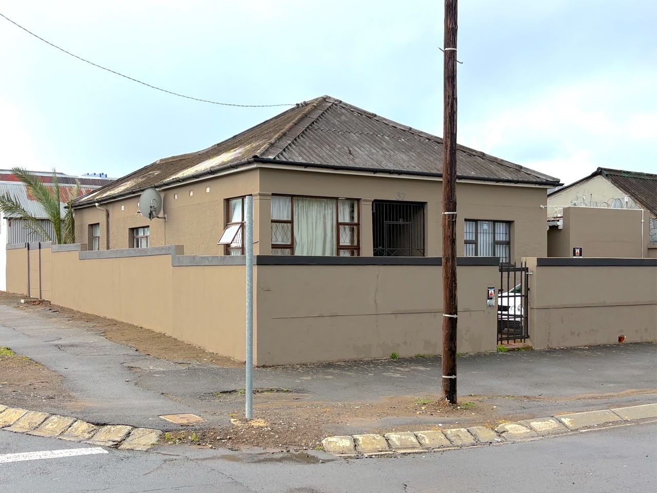 Spacious 6 Bedroom Property Ideal For Student Accomodation. Including 3 Flats