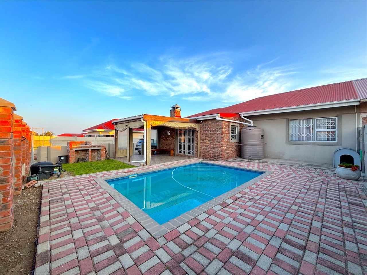 Family Home with Flatlet and Pool in Algoa Park