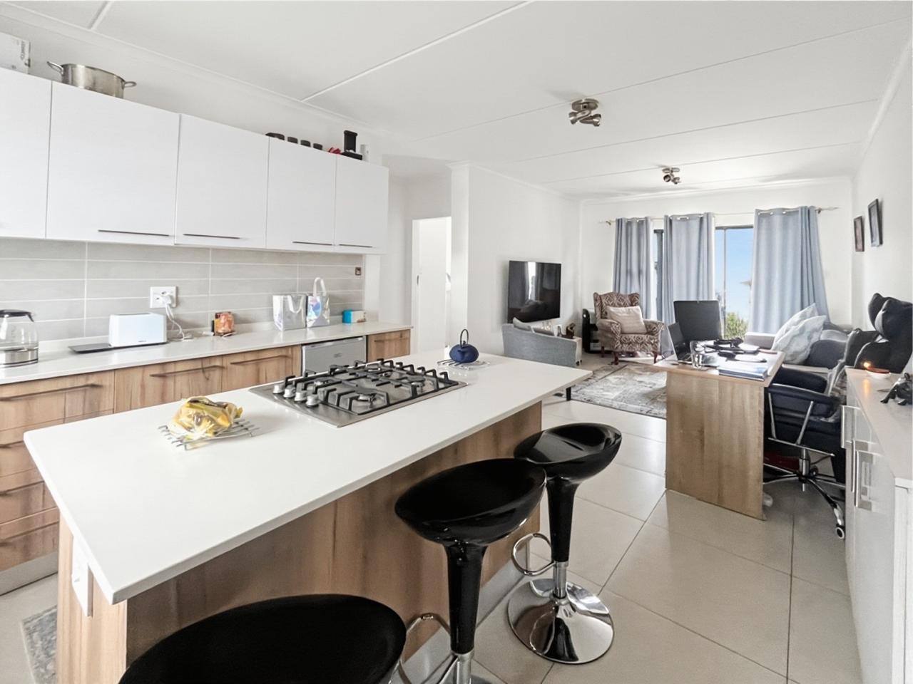 MODERN 2-BEDROOM, 2-BATHROOM APARTMENT IN FOUNDERS HILL, MODDERFONTEIN
