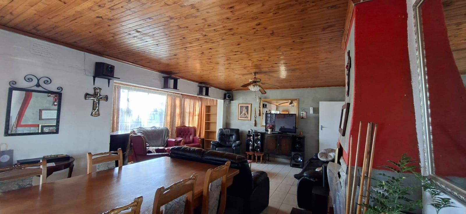 Spacious Family Home with Separate 2 Bedroom Flat