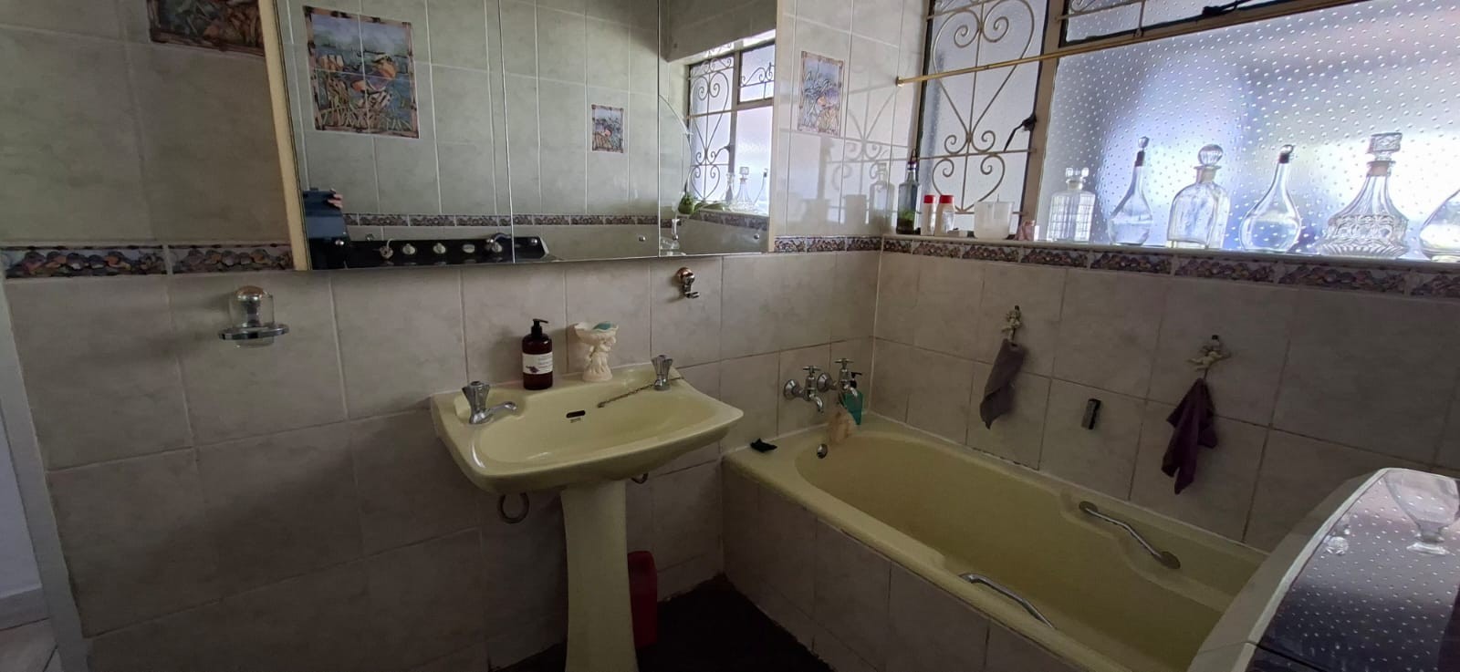 Spacious Family Home with Separate 2 Bedroom Flat