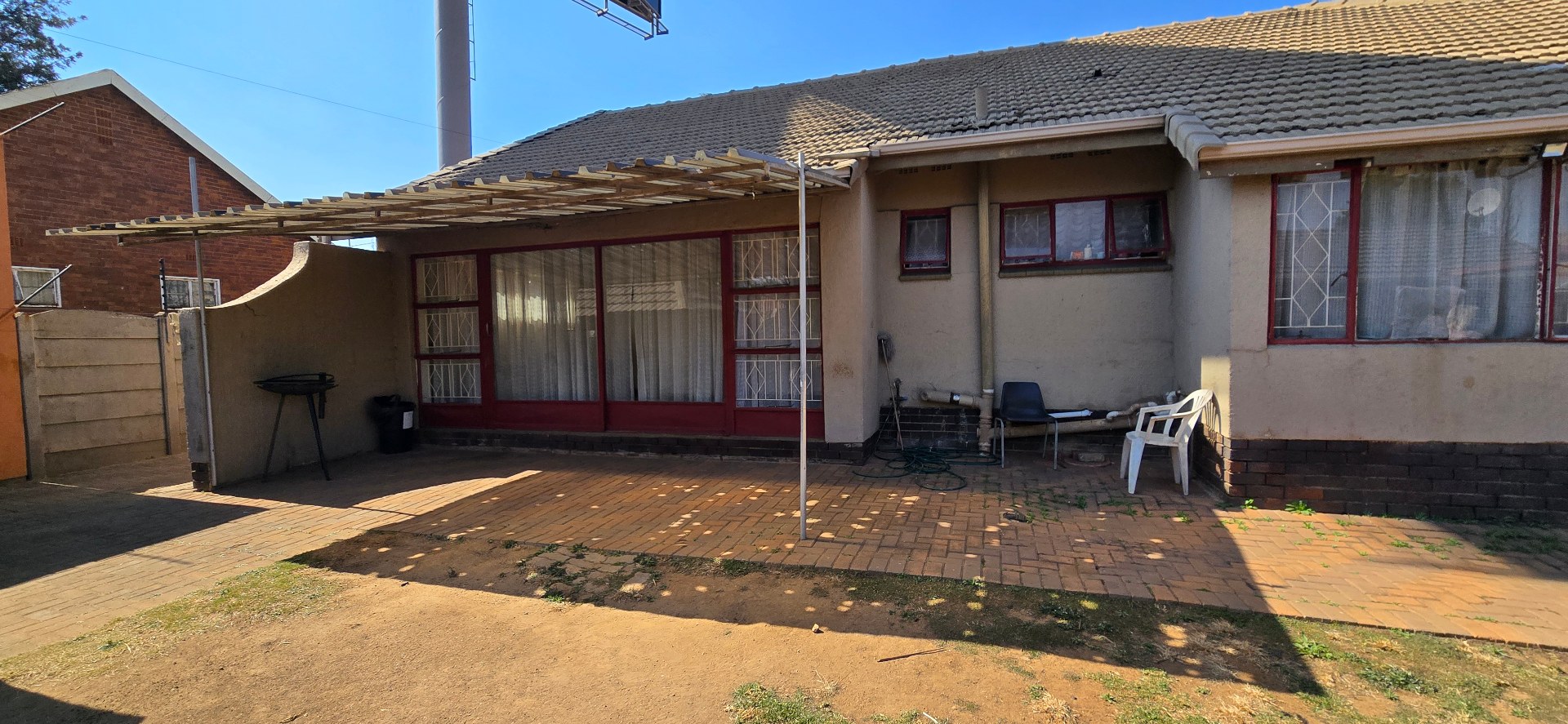 Spacious Property with Flatlet and Great Location Near OR Tambo Airport