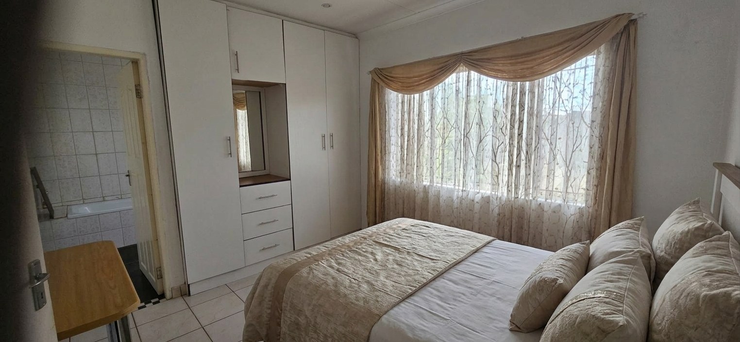Private Room with En-Suite Bathroom in Crystal Park