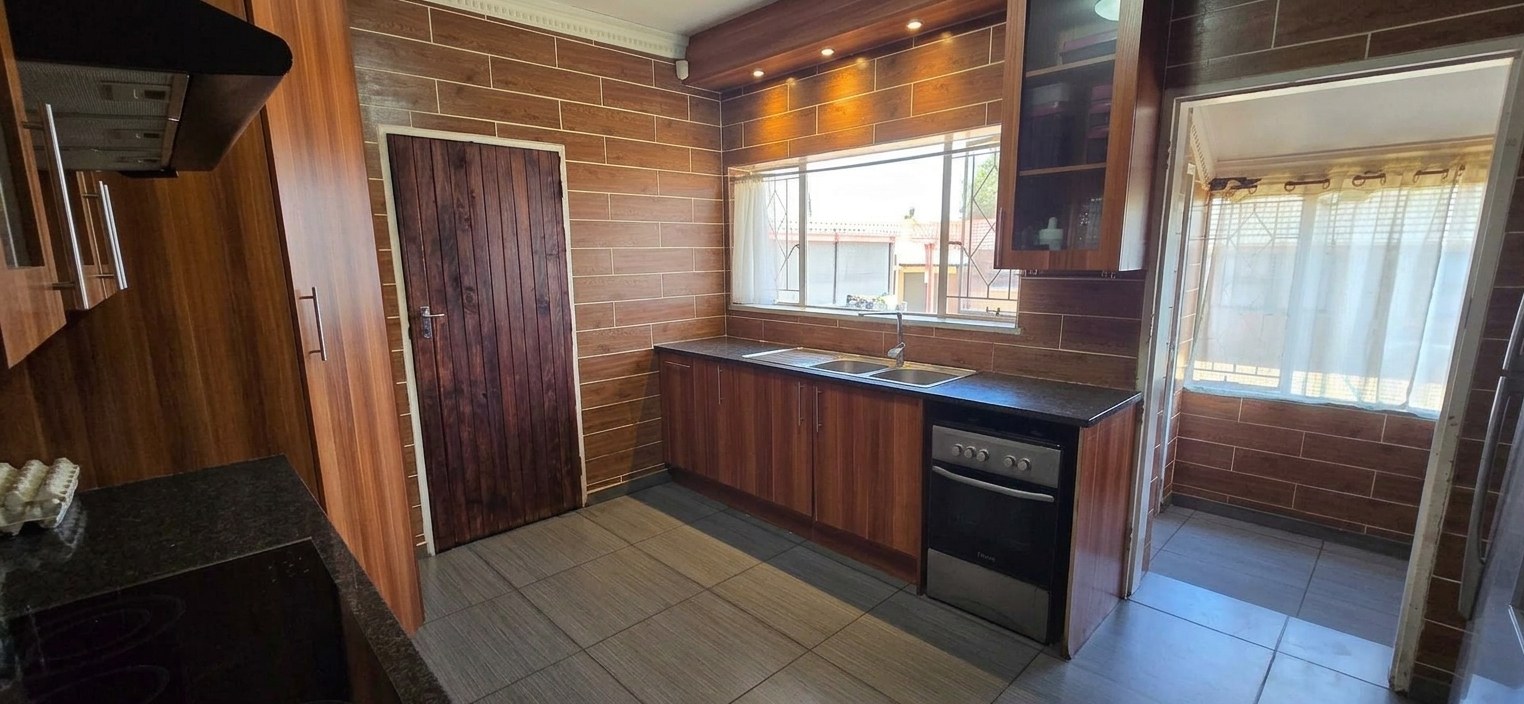 Spacious Property with Flatlet and Great Location Near OR Tambo Airport