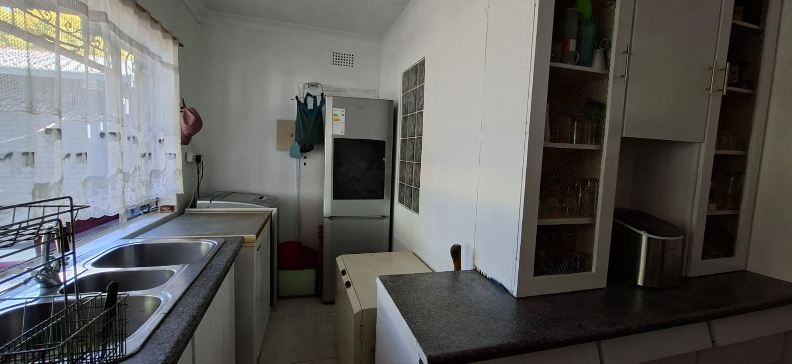 Spacious Family Home with Separate 2 Bedroom Flat
