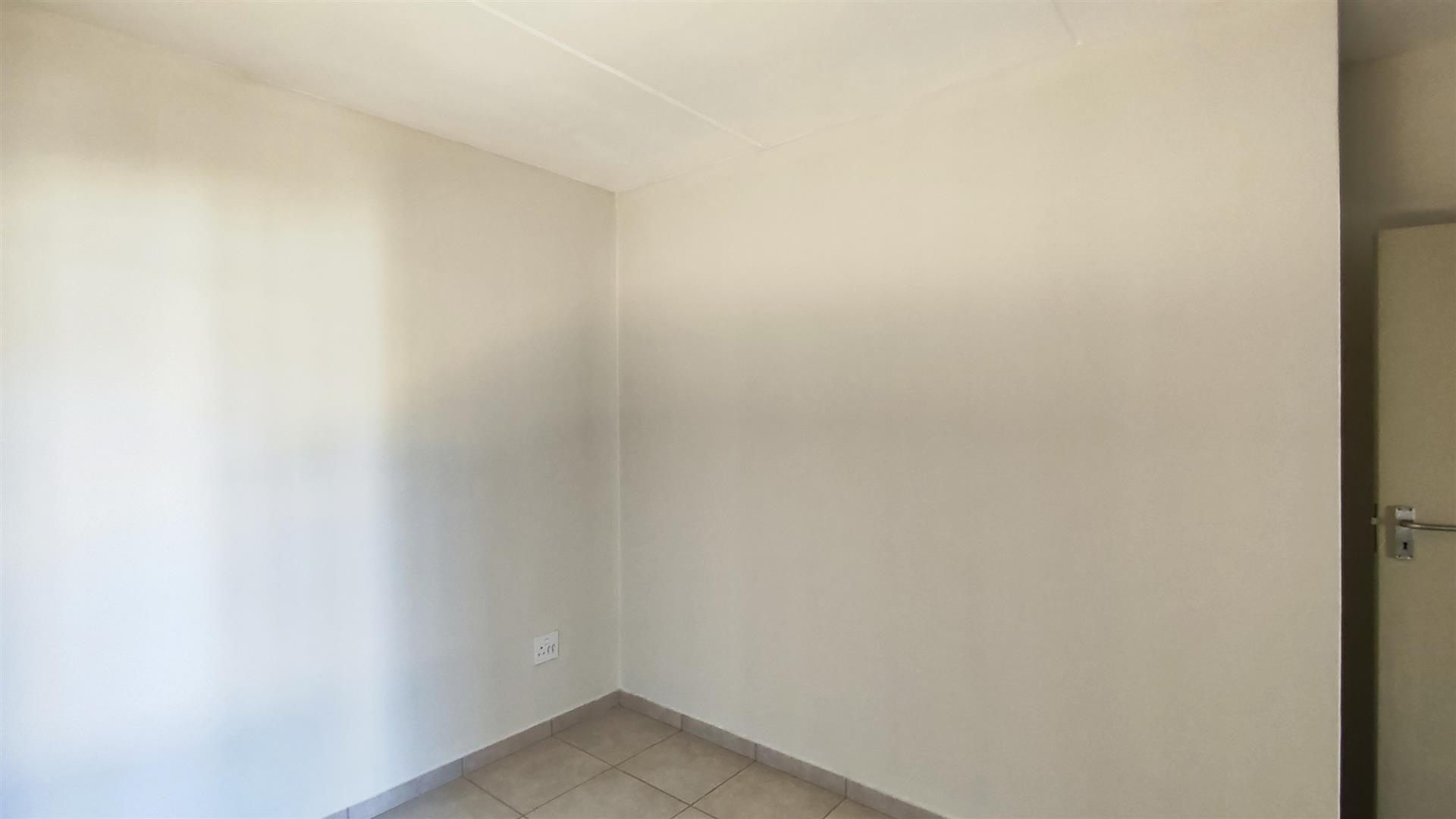 Neat 2 Bedroom Unit with Pool in Secure Complex