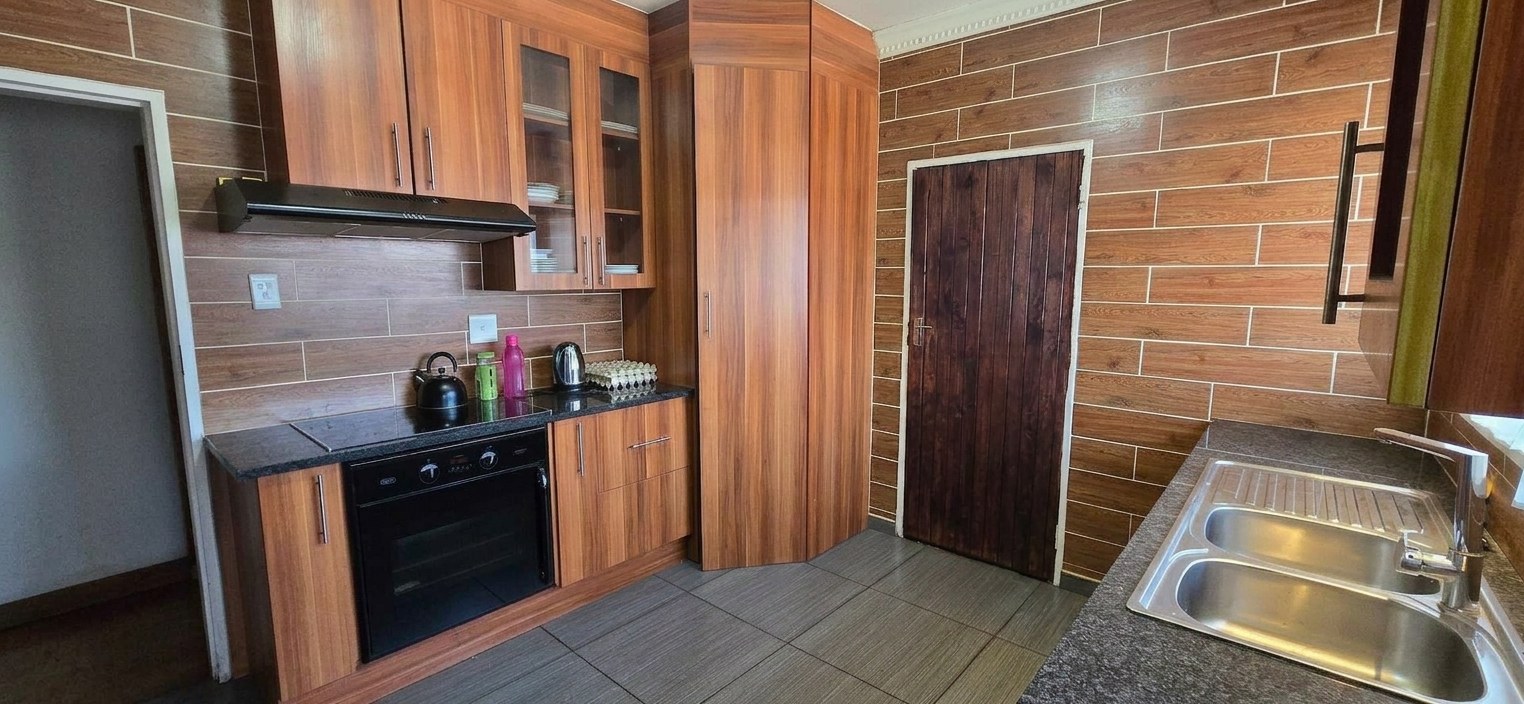 Spacious Property with Flatlet and Great Location Near OR Tambo Airport