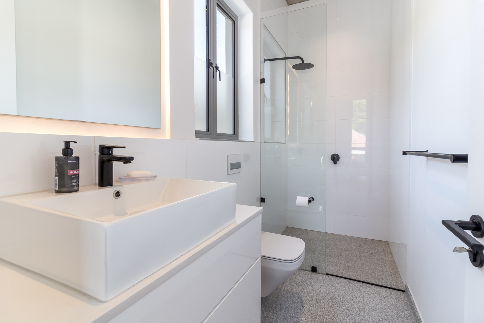 201m² A MASTERPIECE OF MODERN ELEGANCE , LUXURY & DESIGN