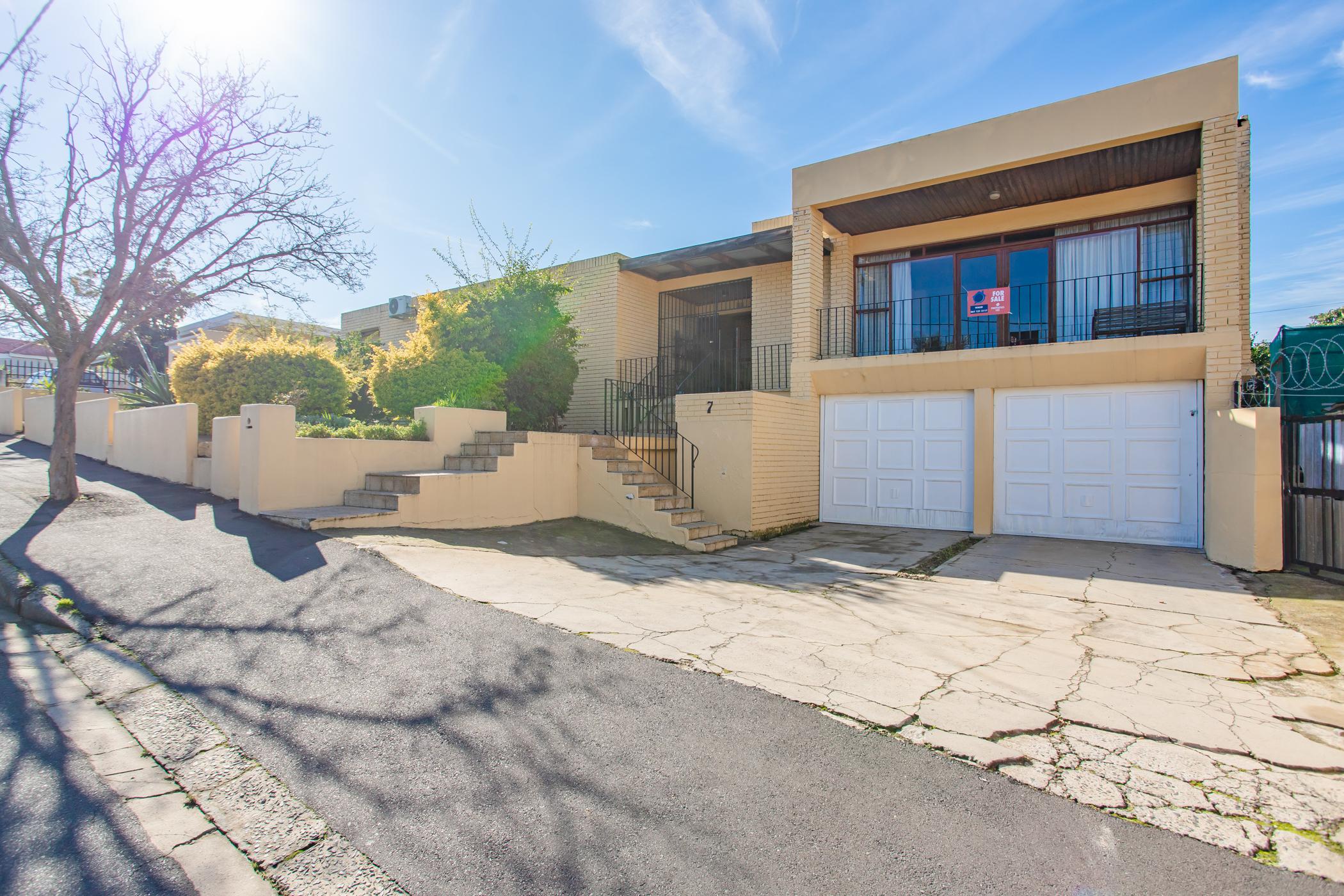 788m² We present a lovely, 4 Bedroom House