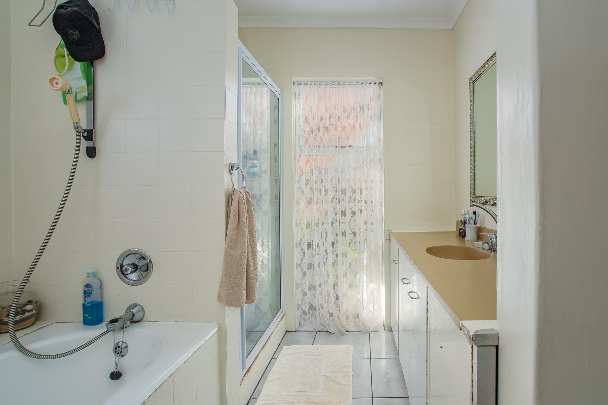 788m² We present a lovely, 4 Bedroom House
