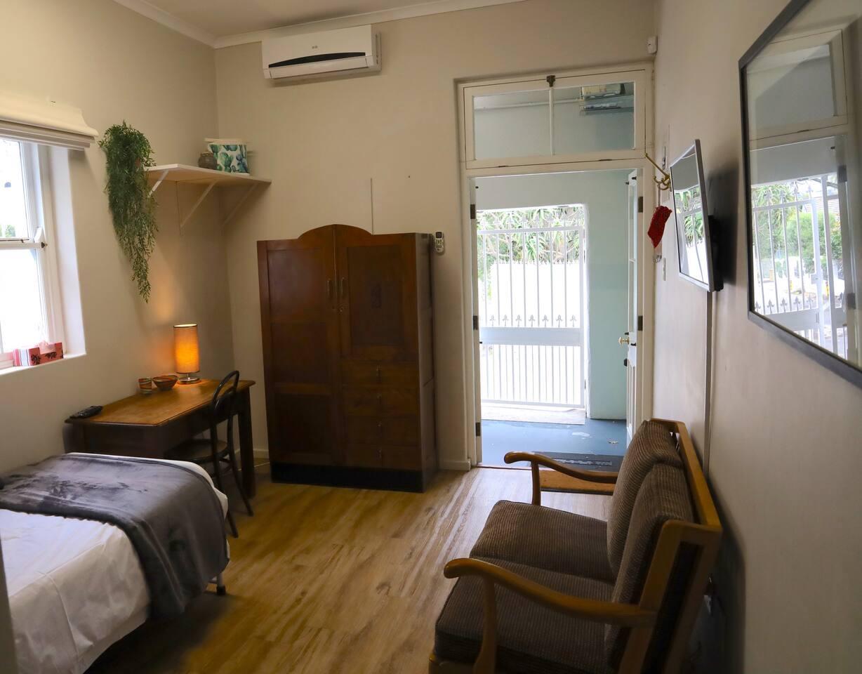 0m² Charming Furnished Apartment for professional working female