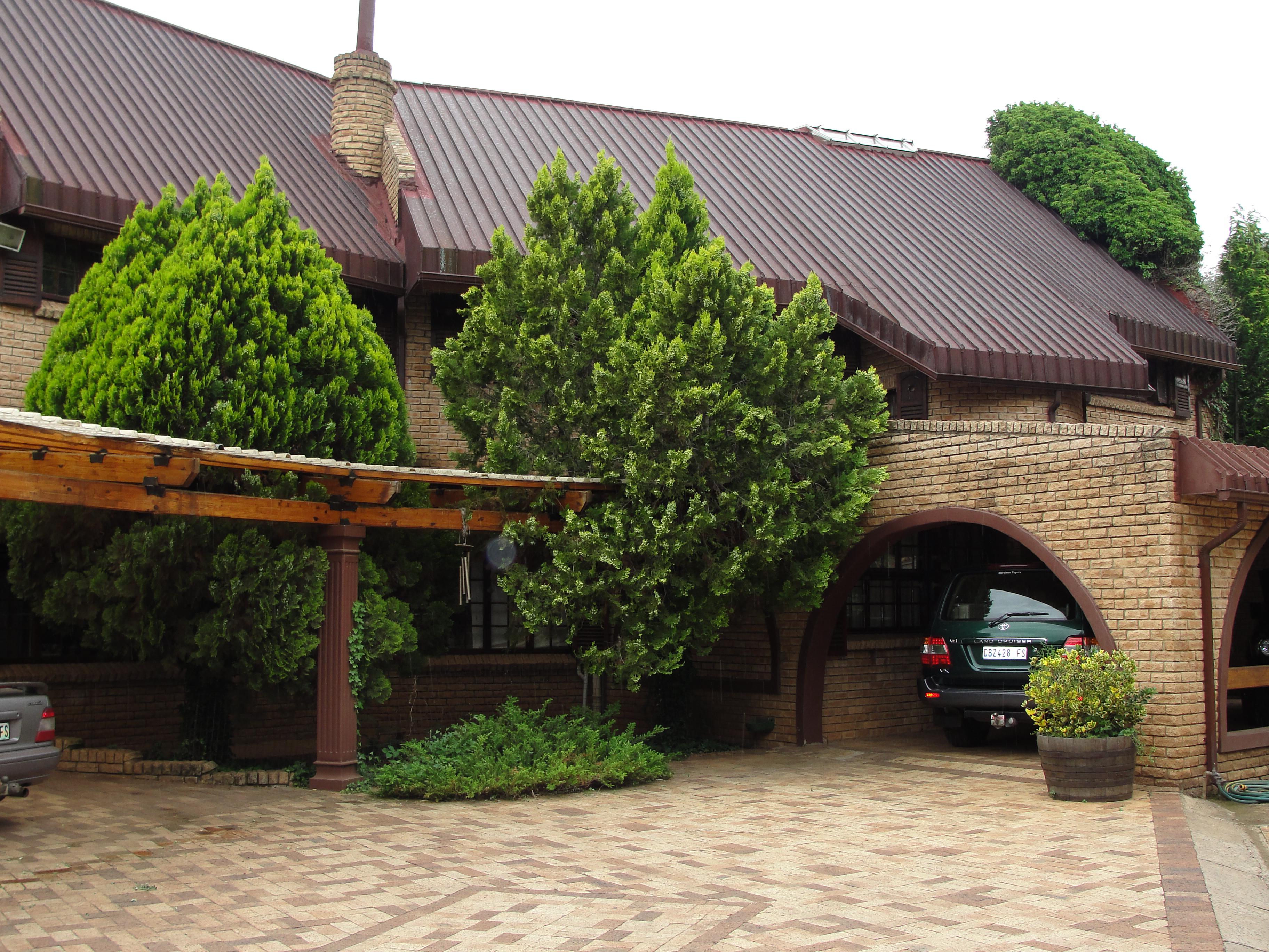 392m² EXCITING DIVERSE INCOME FARMING ACTIVITY IN TOURISM MECCA OF CLARENS, FREE STATE, SOUTH AFRICA