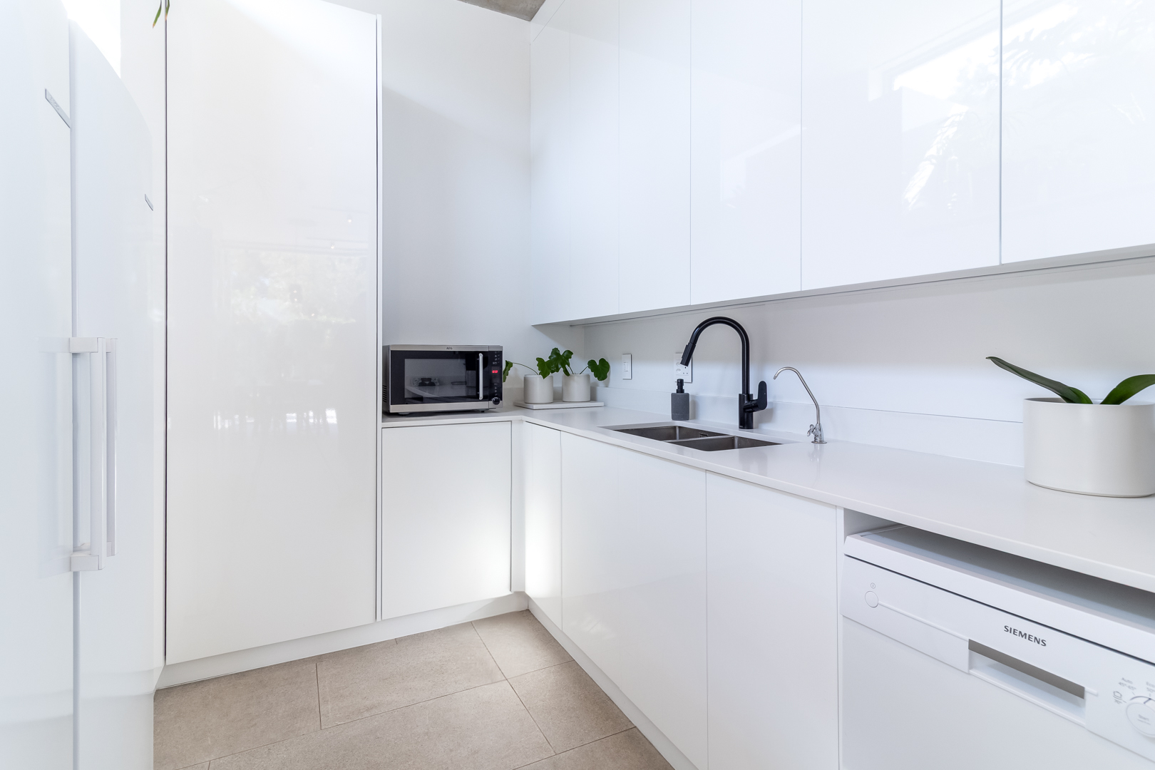 201m² A MASTERPIECE OF MODERN ELEGANCE , LUXURY & DESIGN