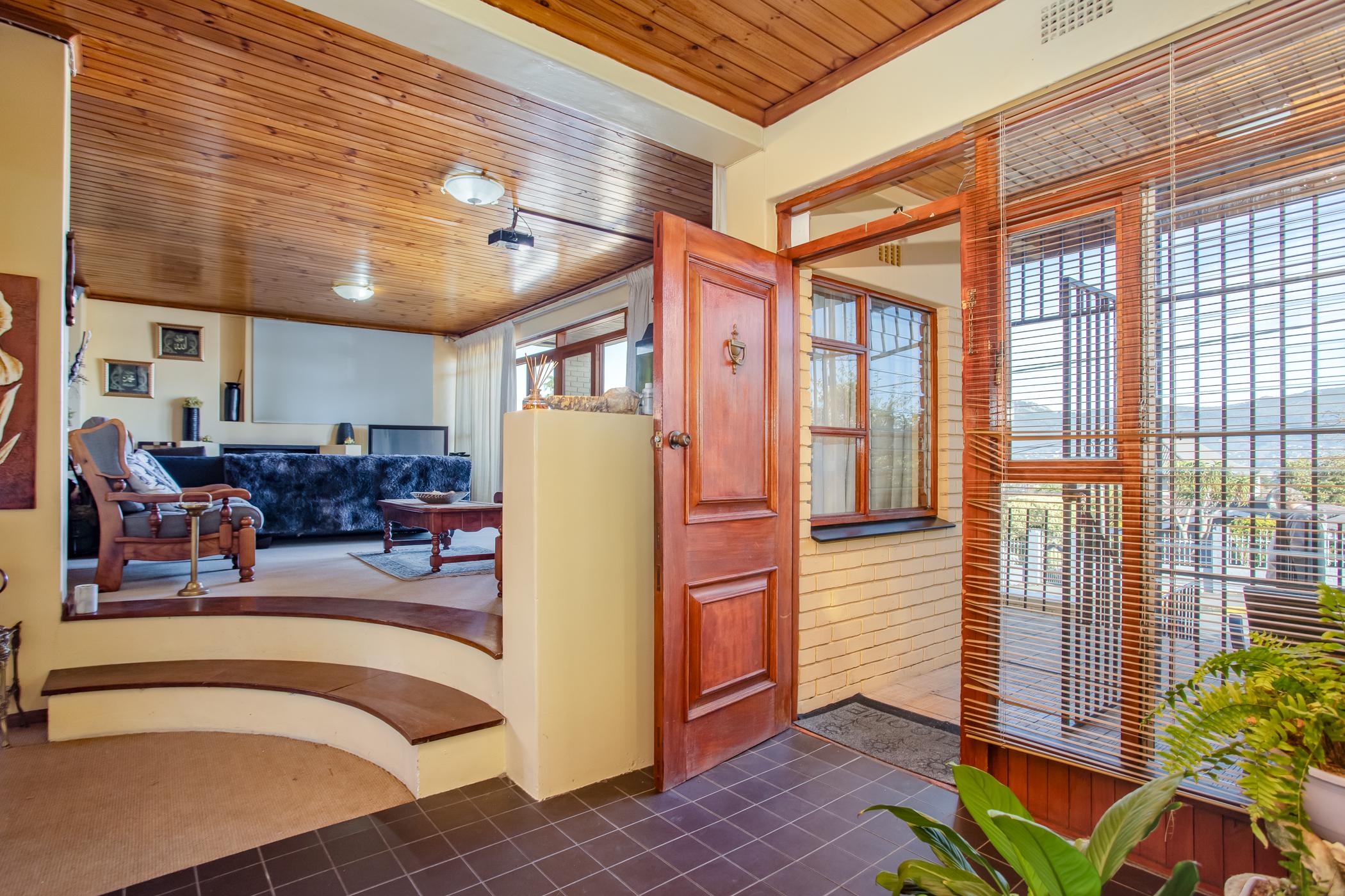 788m² We present a lovely, 4 Bedroom House