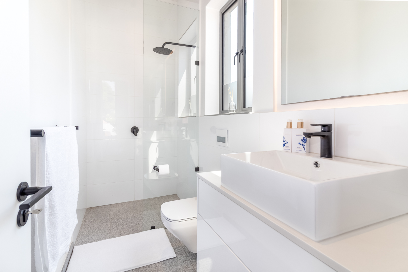 201m² A MASTERPIECE OF MODERN ELEGANCE , LUXURY & DESIGN