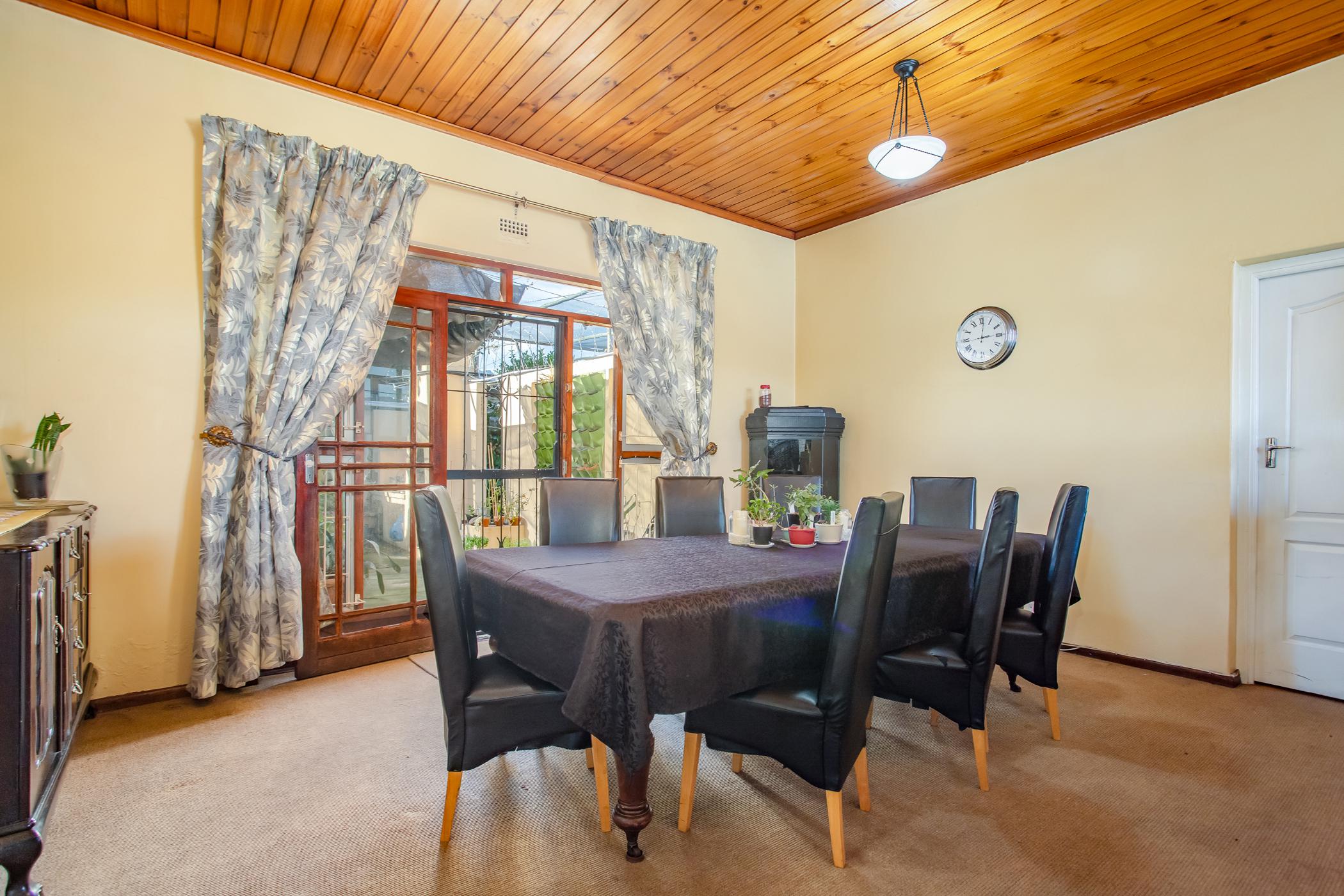 788m² We present a lovely, 4 Bedroom House
