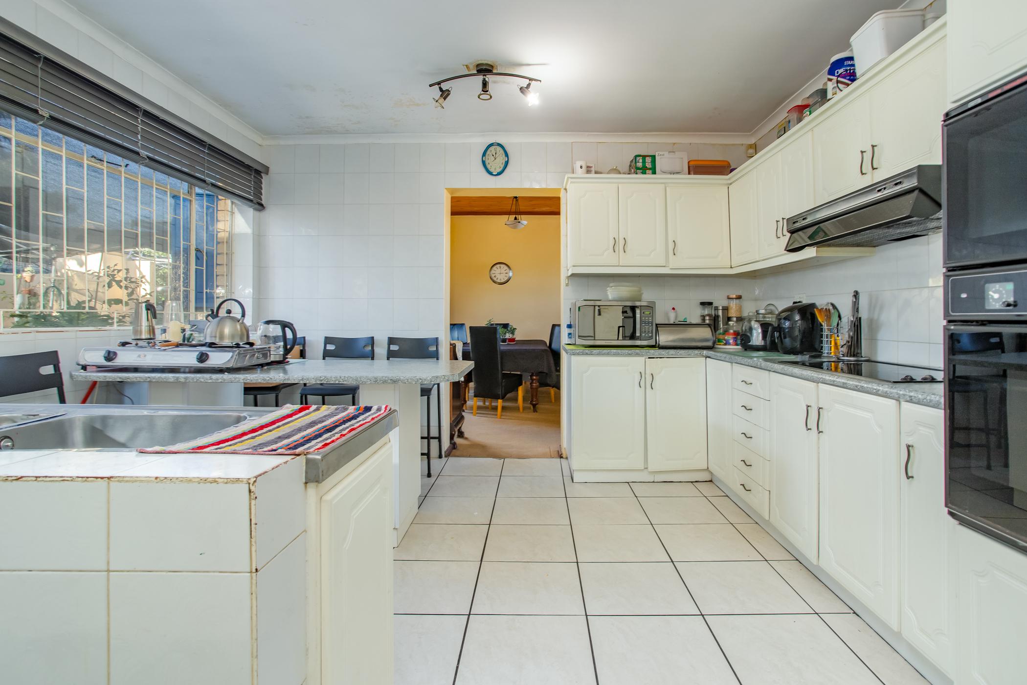 788m² We present a lovely, 4 Bedroom House