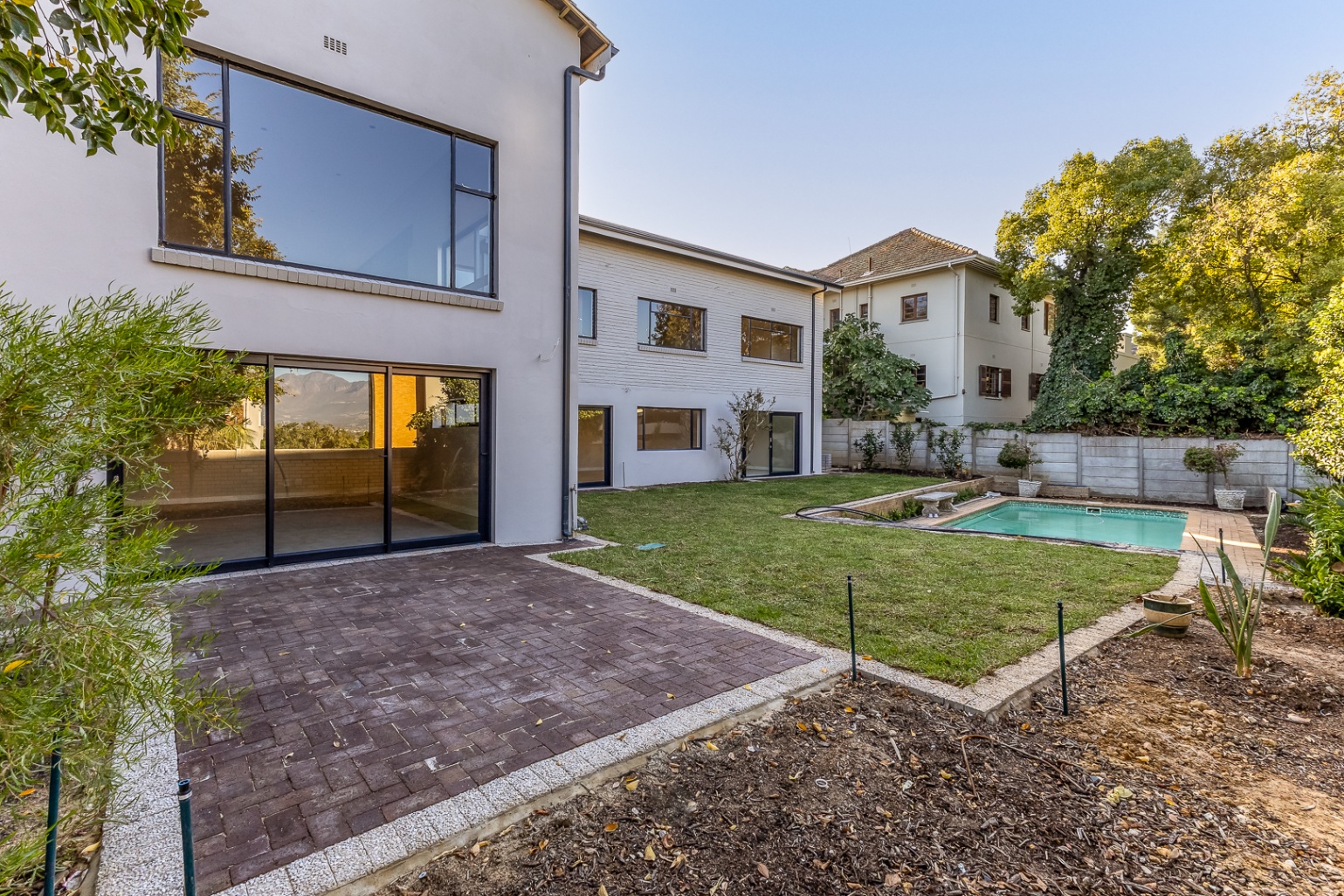 750m² Newly Renovated Double-Storey Family Home with Scenic Views – Sophisticated Living at Its Finest