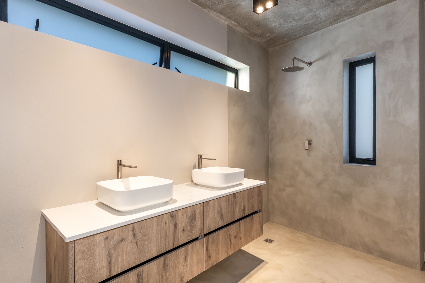 750m² Newly Renovated Double-Storey Family Home with Scenic Views – Sophisticated Living at Its Finest