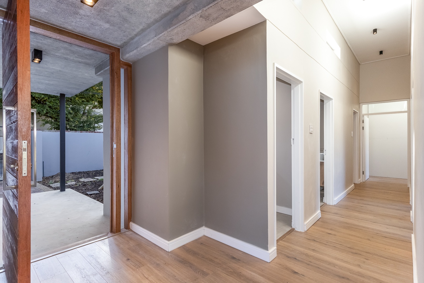 750m² Newly Renovated Double-Storey Family Home with Scenic Views – Sophisticated Living at Its Finest