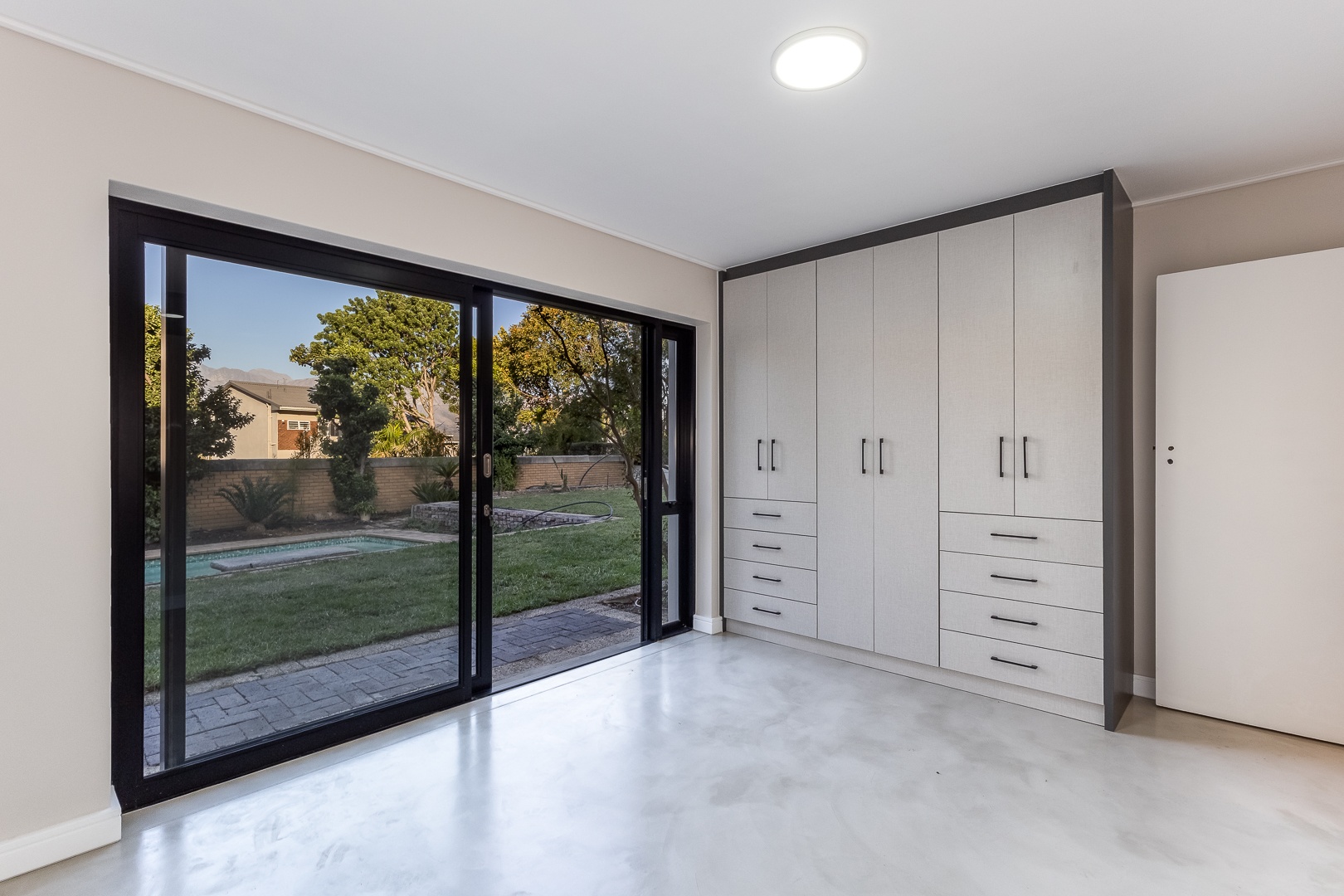 750m² Newly Renovated Double-Storey Family Home with Scenic Views – Sophisticated Living at Its Finest