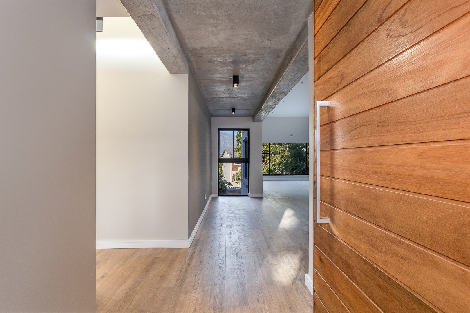 750m² Newly Renovated Double-Storey Family Home with Scenic Views – Sophisticated Living at Its Finest