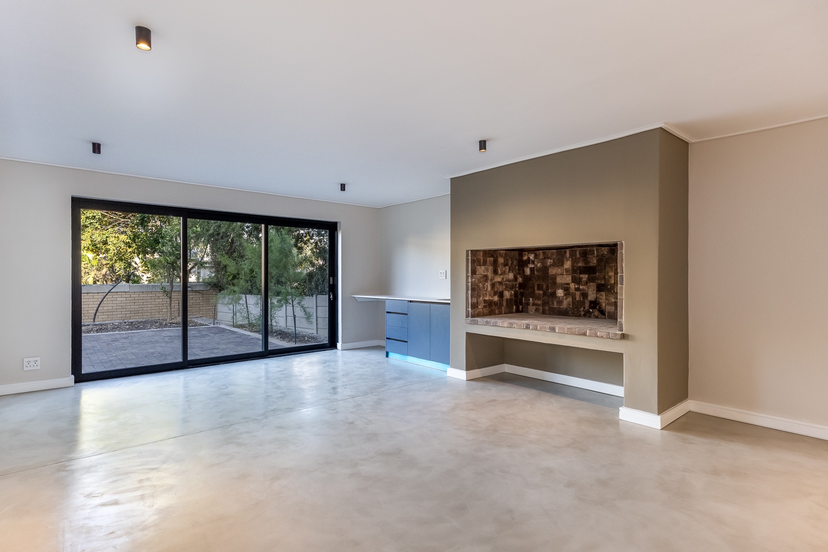 750m² Newly Renovated Double-Storey Family Home with Scenic Views – Sophisticated Living at Its Finest
