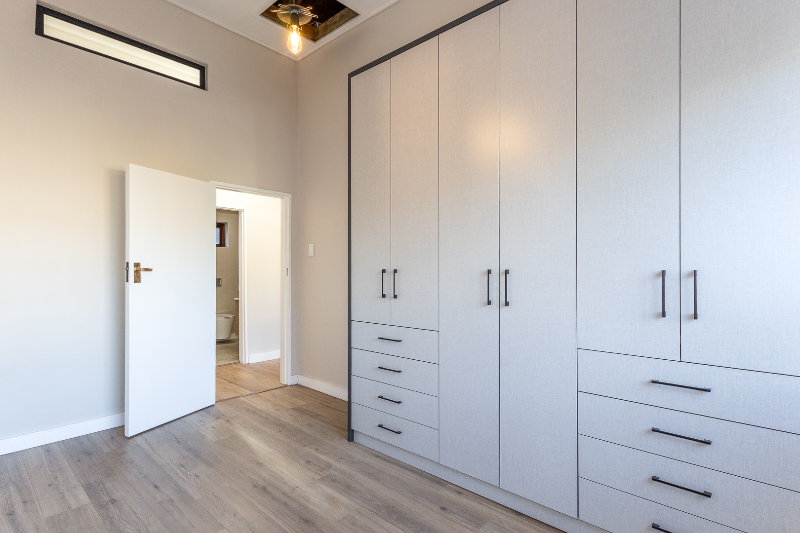 750m² Newly Renovated Double-Storey Family Home with Scenic Views – Sophisticated Living at Its Finest