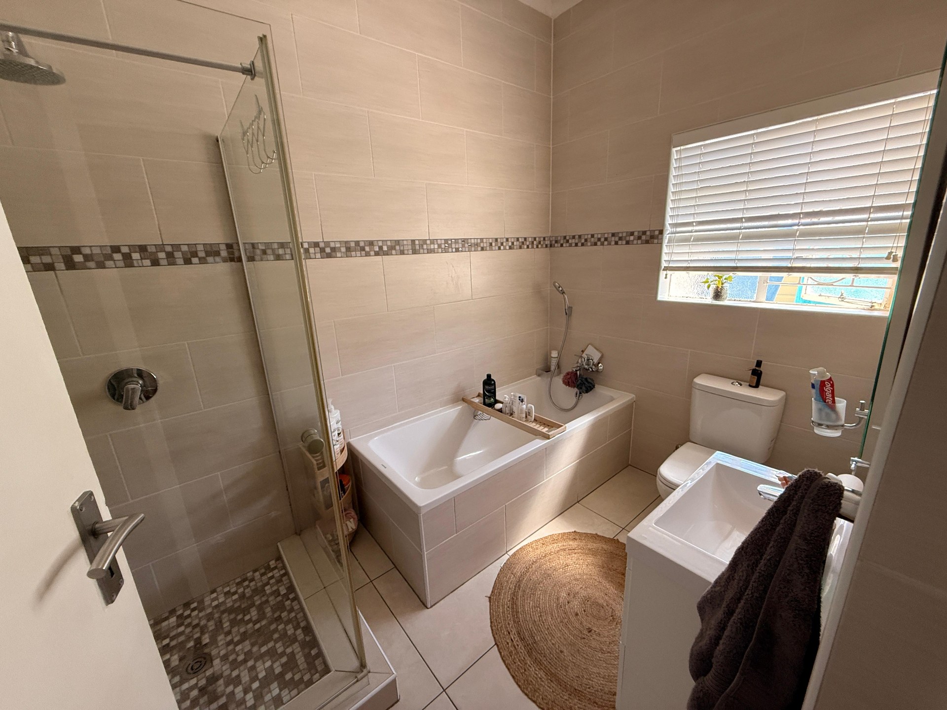 0m² Beautifully maintained and very spacious family home, perfectly located in one of Paarl's sought-after neighbourhoods.