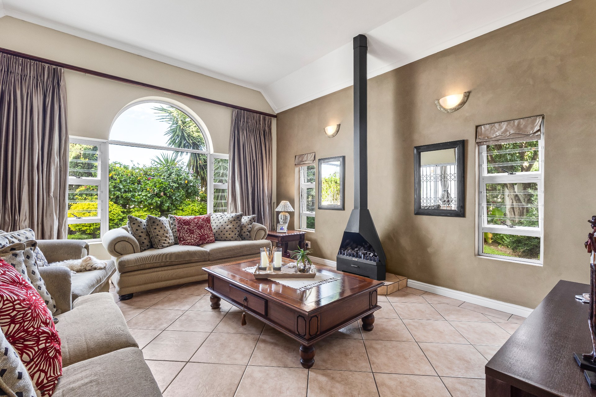 677m² Spacious Four-Bedroom Family Home with Excellent Entertainment Areas
