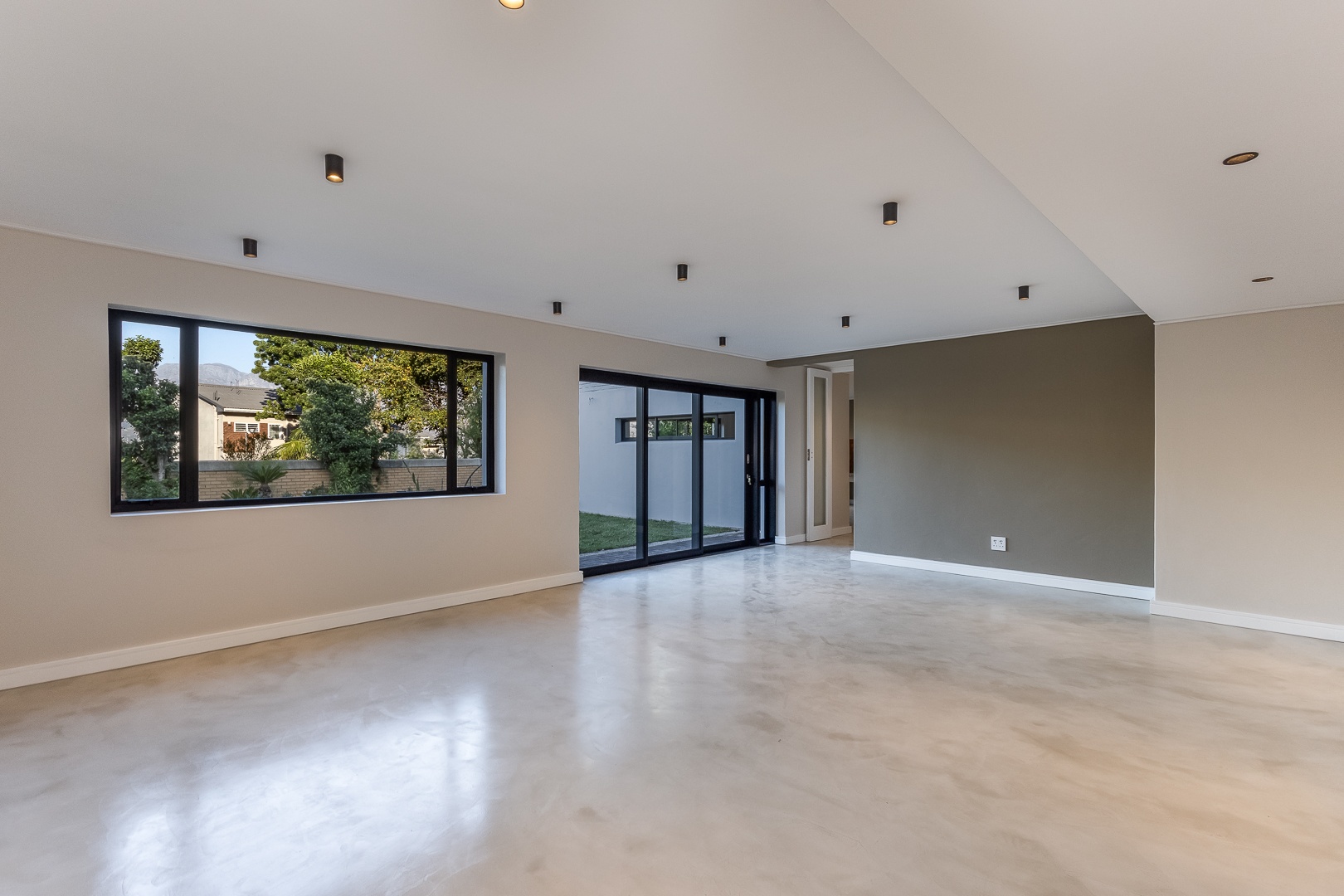 750m² Newly Renovated Double-Storey Family Home with Scenic Views – Sophisticated Living at Its Finest